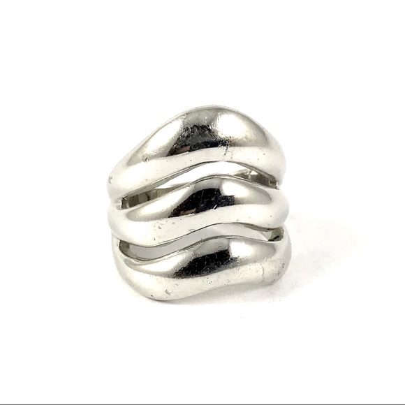 Jewelry - Gorgeous Silver Tone Ring Size 7